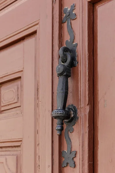 Stare Drzwi Metalowym Zamkiem — Zdjęcie stockowe