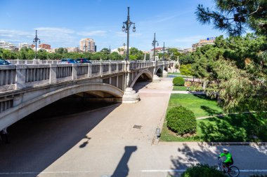 İspanya 'nın Valencia şehrinin farklı binaları ve caddelerinin manzarası