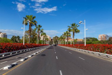 İspanya 'nın Valencia şehrinin farklı binaları ve caddelerinin manzarası