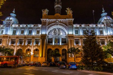 İspanya 'nın Valencia şehrinin farklı binaları ve caddelerinin manzarası