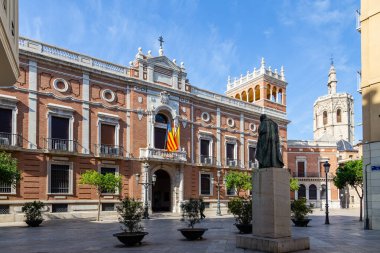 İspanya 'nın Valencia şehrinin farklı binaları ve caddelerinin manzarası