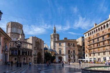 İspanya 'nın Valencia şehrinin farklı binaları ve caddelerinin manzarası
