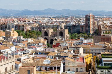 İspanya 'nın Valencia şehrinin farklı binaları ve caddelerinin manzarası