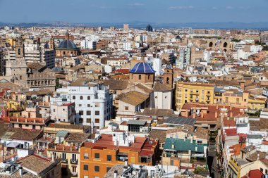 İspanya 'nın Valencia şehrinin farklı binaları ve caddelerinin manzarası