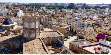 İspanya 'nın Valencia şehrinin farklı binaları ve caddelerinin manzarası