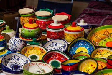 Valencia şehrinin tipik hatıraları İspanya 'da bir bit pazarında satılıyor.