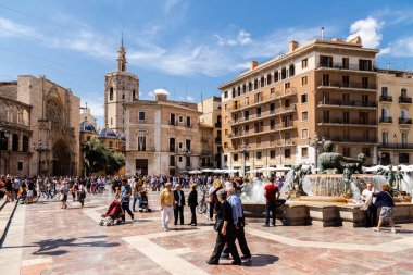 İspanya 'nın Valencia şehrinin farklı binaları ve caddelerinin manzarası
