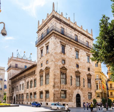 İspanya 'nın Valencia şehrinin farklı binaları ve caddelerinin manzarası