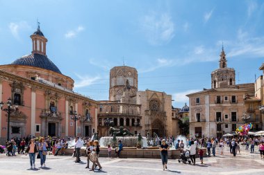 İspanya 'nın Valencia şehrinin farklı binaları ve caddelerinin manzarası