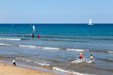 İspanya 'nın Valencia şehrindeki Malvarrosa Plajı, yaz gelmeden önce.
