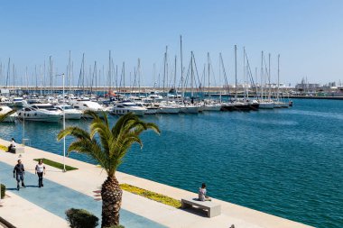 İspanya 'nın Valencia şehrindeki Malvarrosa Plajı, yaz gelmeden önce.