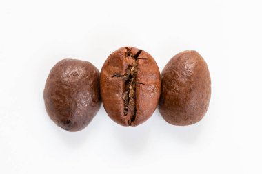 Beyaz arka planda kavrulmuş kahve çekirdekleri