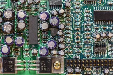 Bir bilgisayar anakartının elektronik devrelerinin farklı parçaları.