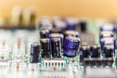 Bir bilgisayar anakartının elektronik devrelerinin farklı parçaları.