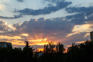 İspanya, Madrid 'in Carabanchel mahallesinde şafak söküyor.