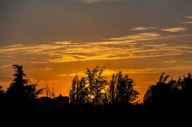 İspanya, Madrid 'in Carabanchel mahallesinde şafak söküyor.