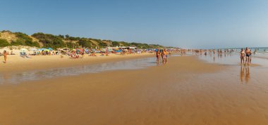 La Barrosa plajı, sular çekildiğinde, Sancti Petri, Chiclana de la Frontera, Cadiz, İspanya