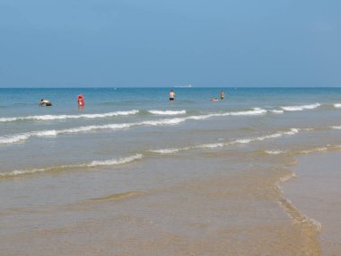 Barrosa sahilinde dalgalar, gelgitte, sancti petri, cadiz, İspanya 'da