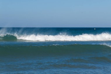 Barrosa sahilinde dalgalar, gelgitte, sancti petri, cadiz, İspanya 'da