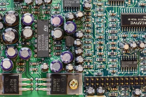 Verschillende Delen Van Het Elektronische Circuit Van Een Computermoederbord — Stockfoto