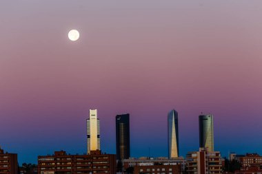 Madrid 'deki gökdelenlerin arasında saklanan dolunay.