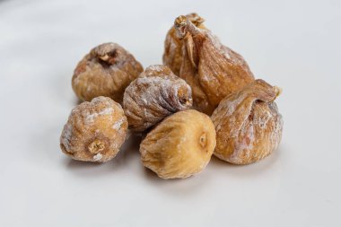 Yaprak kaplamalı olgun incir meyveleri.