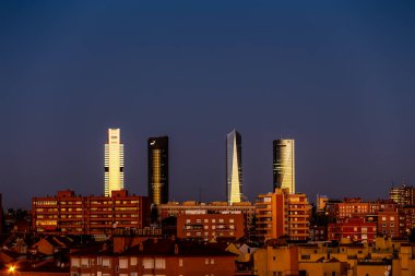 Madrid 'deki gökdelenlerin arasında saklanan dolunay.