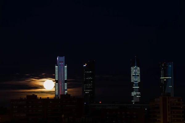 Vollmond Versteckt Sich Zwischen Den Wolkenkratzern Der Skyline Von Madrid — Stockfoto