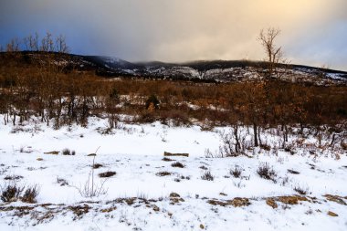 Madrid 'deki Sierra de Guadarrama dağlarında hafif karlı bir yol.