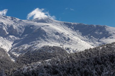 Guadarrama, Madrid 'deki Cotos limanında karlı dağlar