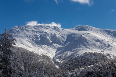 Guadarrama, Madrid 'deki Cotos limanında karlı dağlar