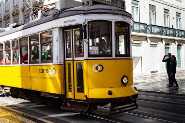 Lizbon, Portekiz - 30 Mart 2015: Lizbon 'un cazibe merkezlerinden biri olan tramvay, şehri keşfetmek ve aynı zamanda taşımacılık için kullanılıyor.