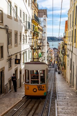 Lizbon, Portekiz - 30 Mart 2015: Portekiz 'de Lizbon' un bakış açısına girmenin en uygun yollarından biri olan Asansör da Bica