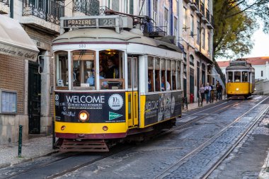 Lizbon, Portekiz - 30 Mart 2015: Lizbon 'un cazibe merkezlerinden biri olan tramvay, şehri keşfetmek ve aynı zamanda taşımacılık için kullanılıyor.