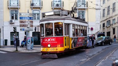 Lizbon, Portekiz - 30 Mart 2015: Lizbon 'un cazibe merkezlerinden biri olan tramvay, şehri keşfetmek ve aynı zamanda taşımacılık için kullanılıyor.