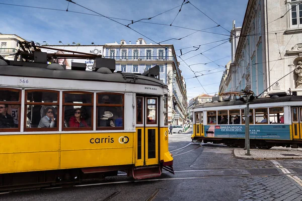 Lizbon, Portekiz - 30 Mart 2015: Lizbon 'un cazibe merkezlerinden biri olan tramvay, şehri keşfetmek ve aynı zamanda taşımacılık için kullanılıyor.