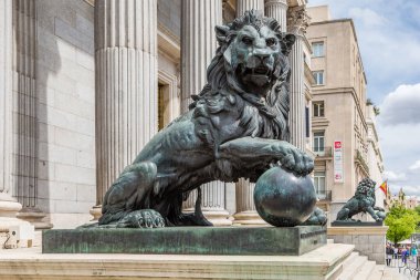 Madrid, İspanya - 2 Mayıs 2015: Madrid 'deki İspanya Milletvekilleri Kongresi' nin bronz aslanları,