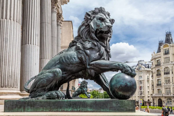 Madrid, İspanya - 2 Mayıs 2015: Madrid 'deki İspanya Milletvekilleri Kongresi' nin bronz aslanları,
