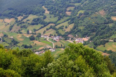 Leitariegos Vadisi, Asturias, İspanya, bahar başında