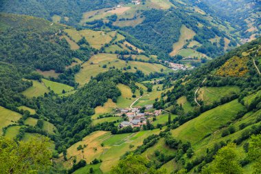 Leitariegos Vadisi, Asturias, İspanya, bahar başında