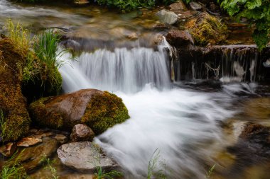 İspanya, Asturias 'taki Leitariegos Vadisi' ndeki Naviego Nehri 'nden sel..