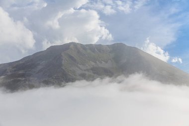 Lietariegos vadisi, es Asturias, İspanya, sabah sisi ile kaplı