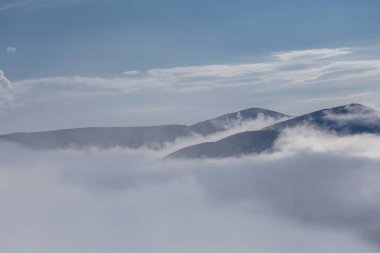 Lietariegos vadisi, es Asturias, İspanya, sabah sisi ile kaplı