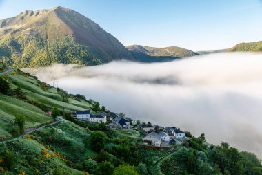 Lietariegos vadisi, es Asturias, İspanya, sabah sisi ile kaplı