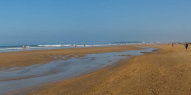 La Barrosa plajı, sular çekildiğinde, Sancti Petri, Chiclana de la Frontera, Cadiz, İspanya