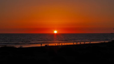 Sancti Petri 'deki La Barrosa plajında gün batımı, Cadiz, İspanya