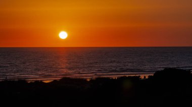 Sancti Petri 'deki La Barrosa plajında gün batımı, Cadiz, İspanya
