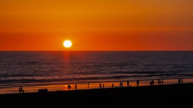 Sancti Petri 'deki La Barrosa plajında gün batımı, Cadiz, İspanya