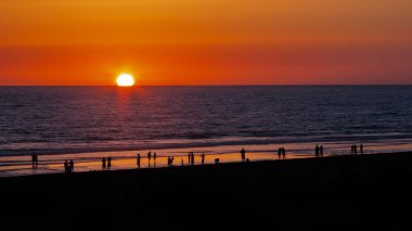 Sancti Petri 'deki La Barrosa plajında gün batımı, Cadiz, İspanya