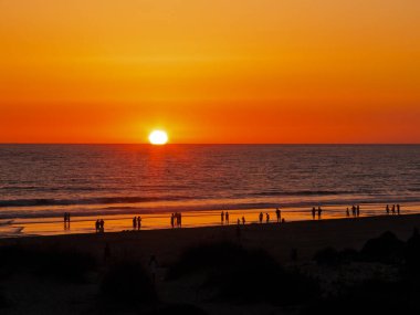 Sancti Petri 'deki La Barrosa plajında gün batımı, Cadiz, İspanya